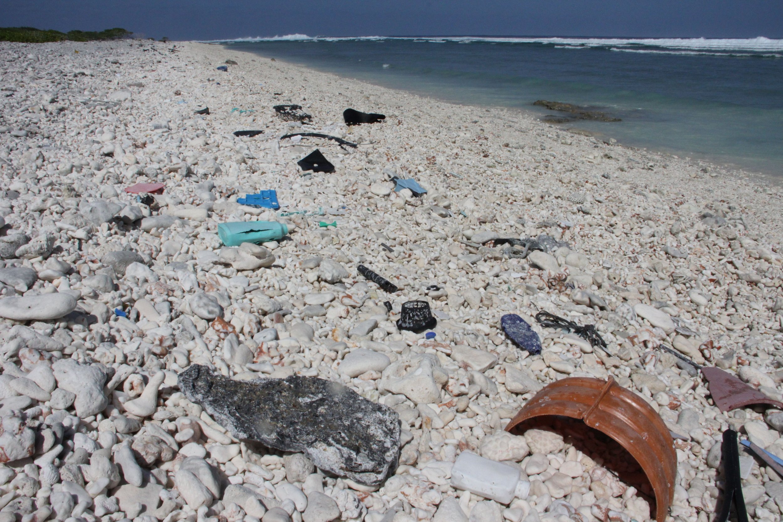 остров из пластиковых бутылок в тихом океане