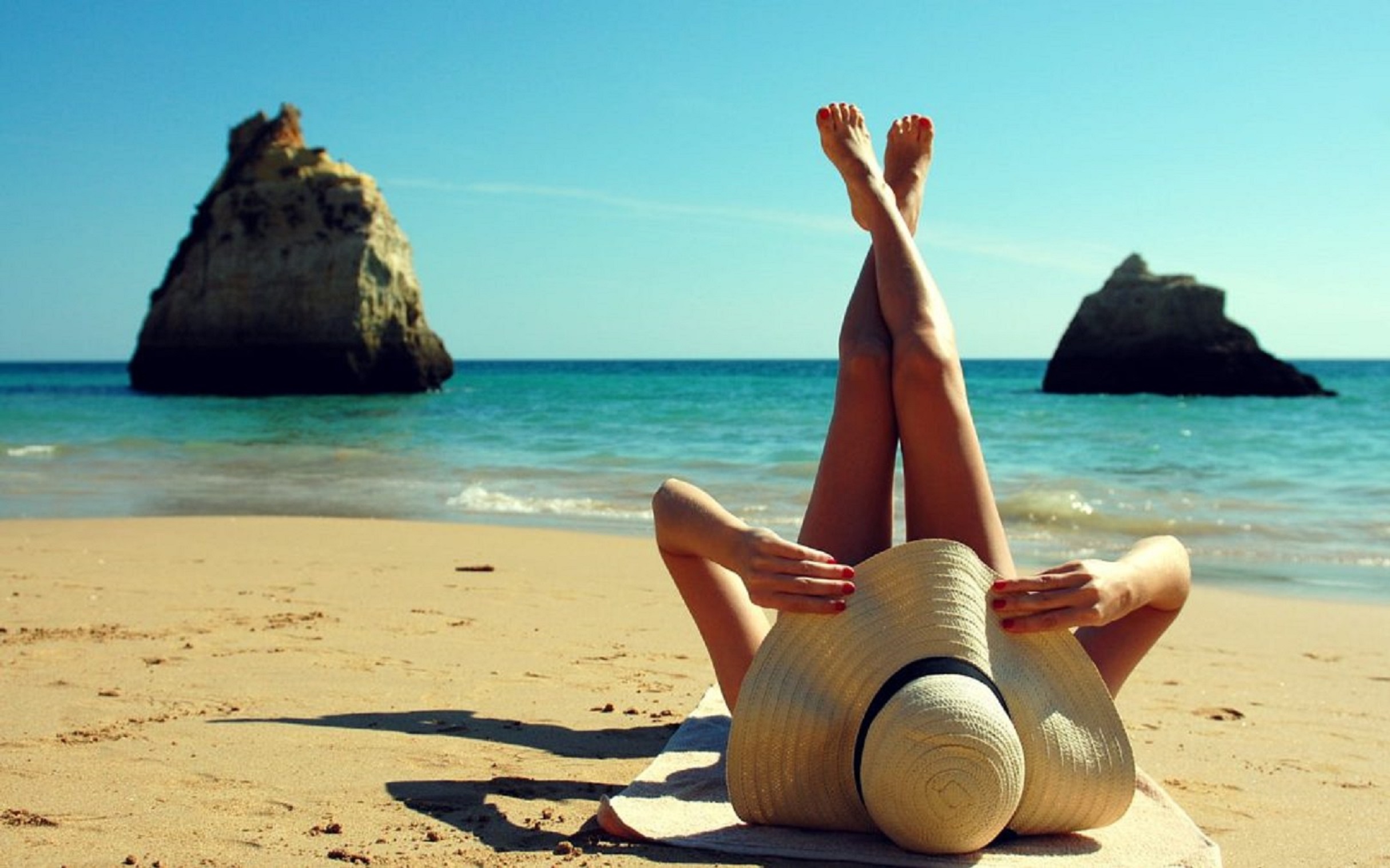 Девушка хочет отдохнуть. Девушка-море. Ноги на берегу моря. Девушка в шляпе на пляже. Фотосессия на море.