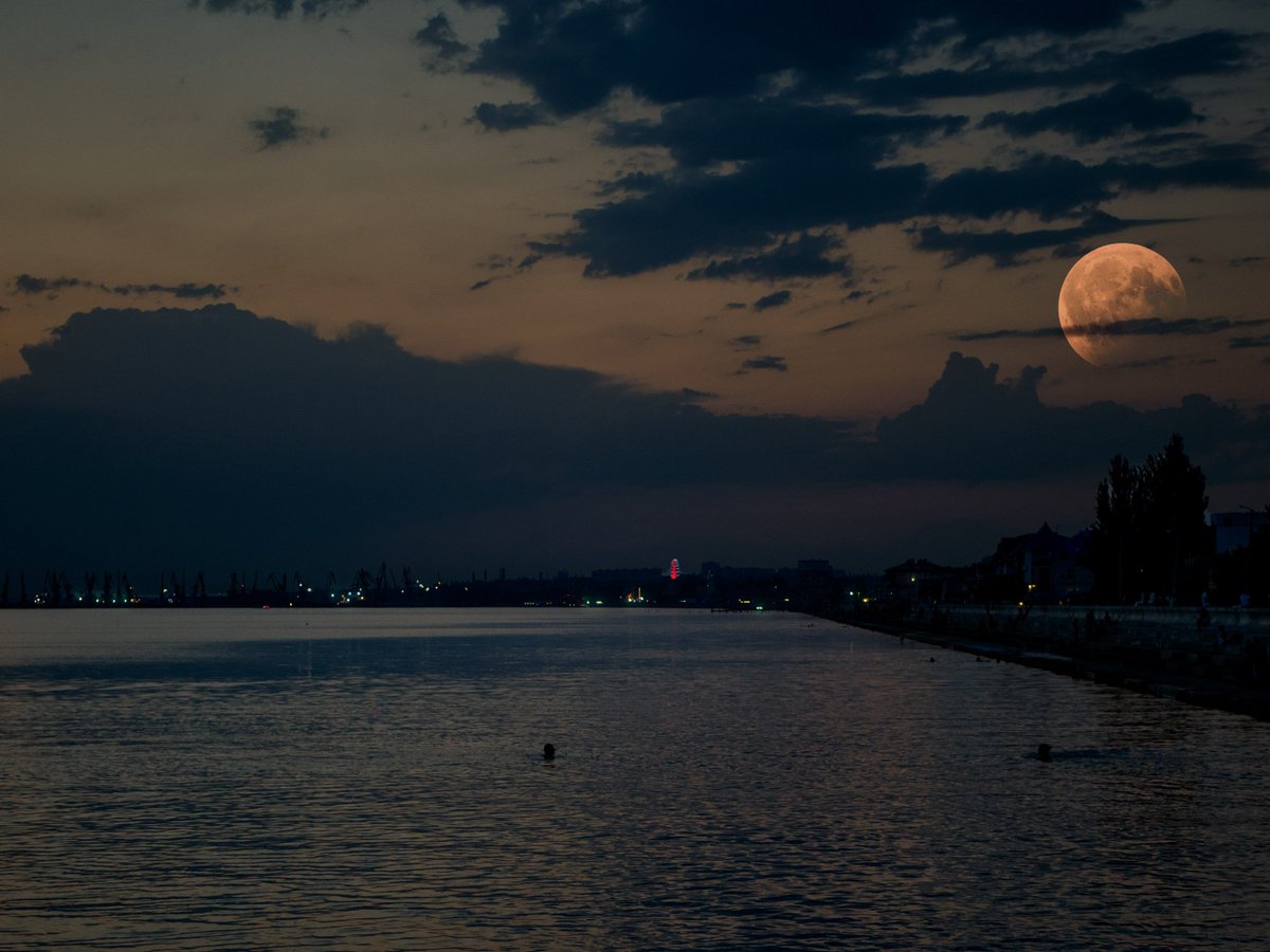 Луна над морем ночью