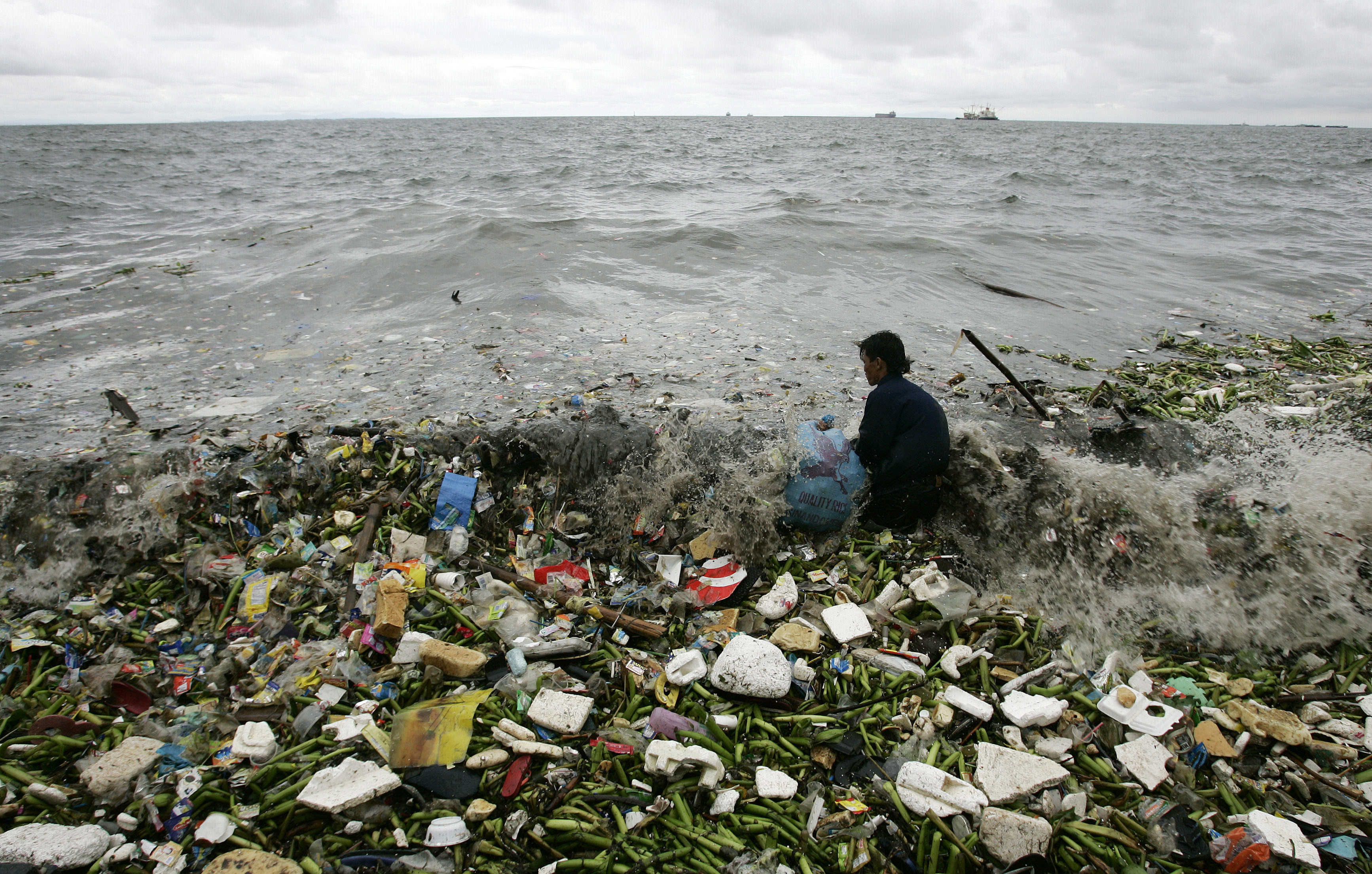Насколько грязно. Загрязнение мирового океана пластиковыми отходами. Мусорные острова в океане. Загрязнение мирового океана пластиком. Отходы сельского хозяйства загрязнение мирового океана.