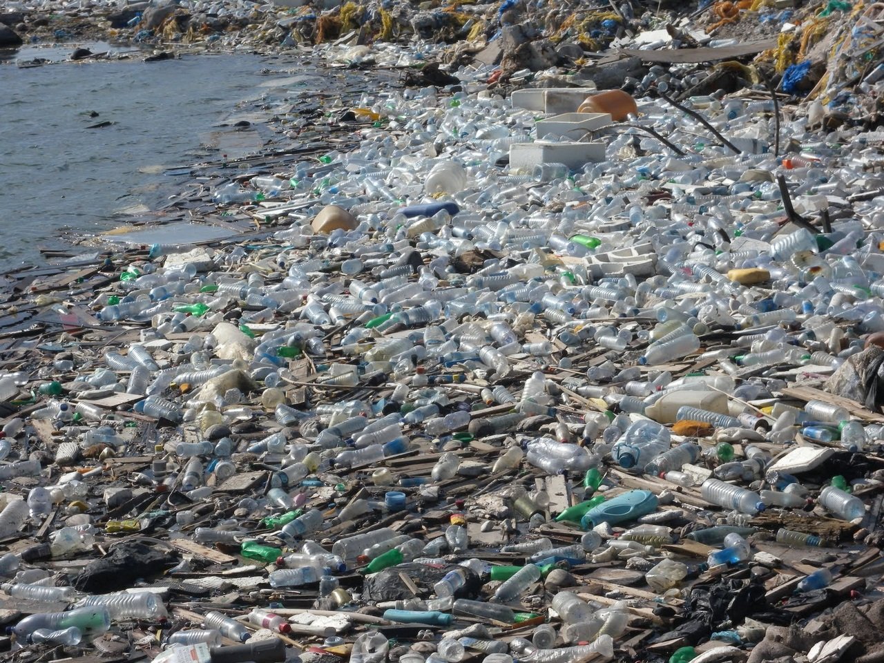 Пластиковые бутылки в океане