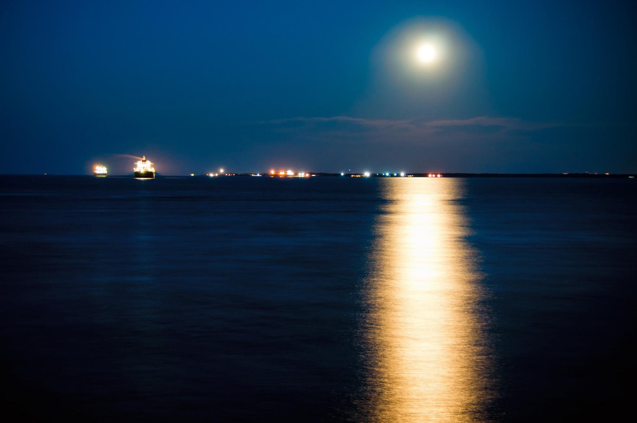 Вечером будет плюс. Ночное море. Ночь в море. Лунная дорожка на воде. Лунная дорожка на море.