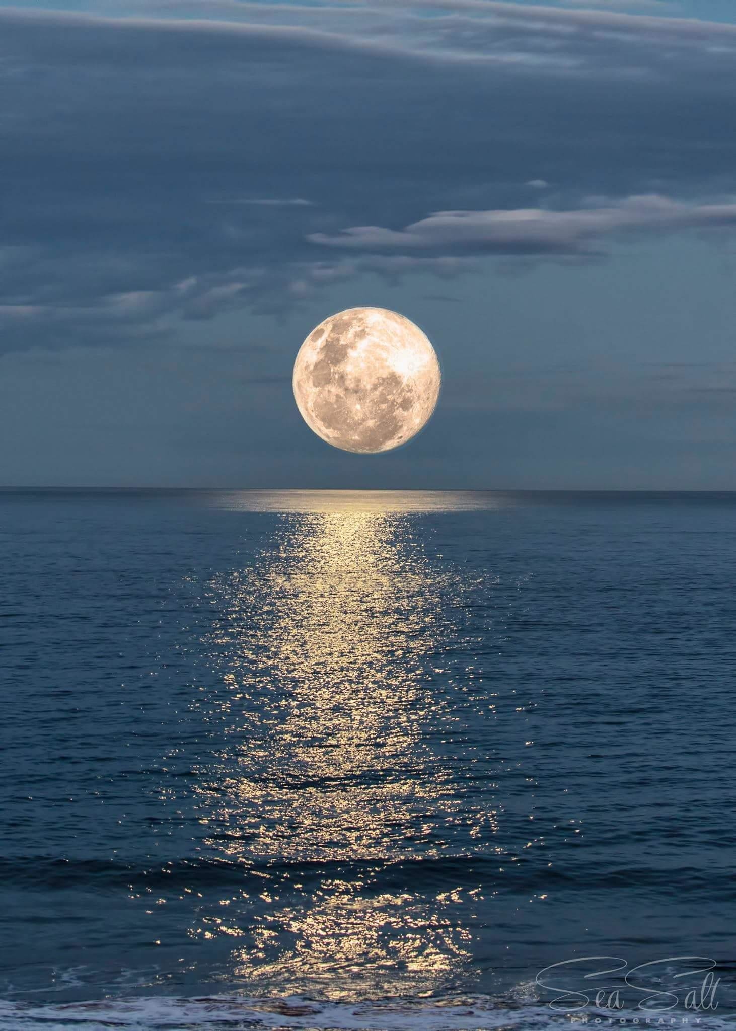 Моря океаны луны. Лунное море. Луна над морем. Луна и море. Ночное море.
