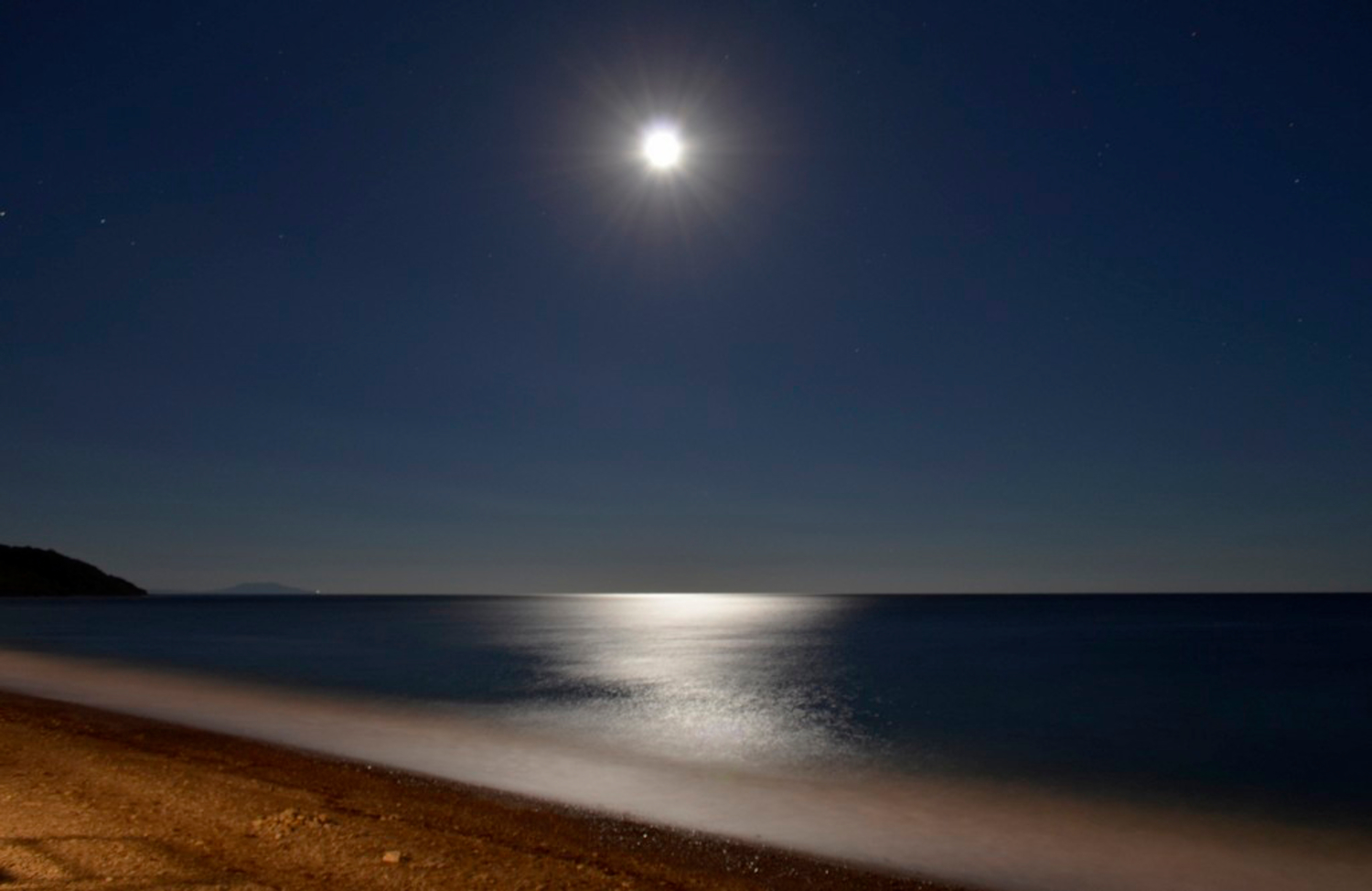 Лунная дорожка на море ночью
