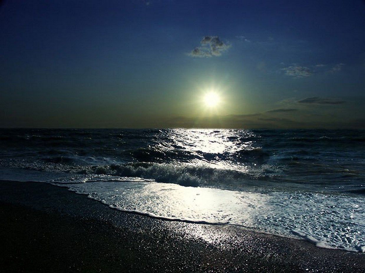 Холодный вечер и прибой мы познакомились. Ночное море. Пляж ночью. Ночь в море. Черное море ночью.