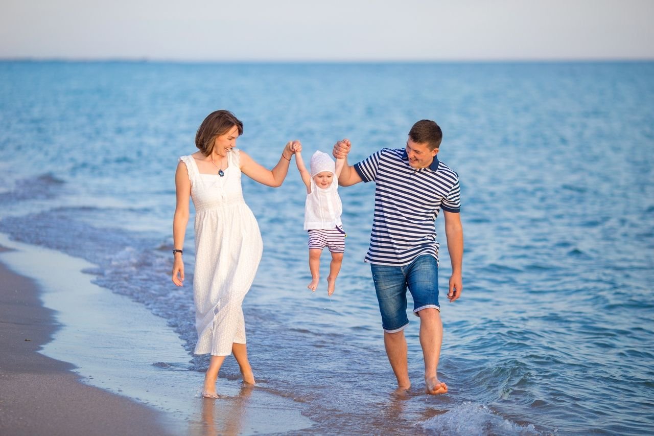 Счастливая семья на море