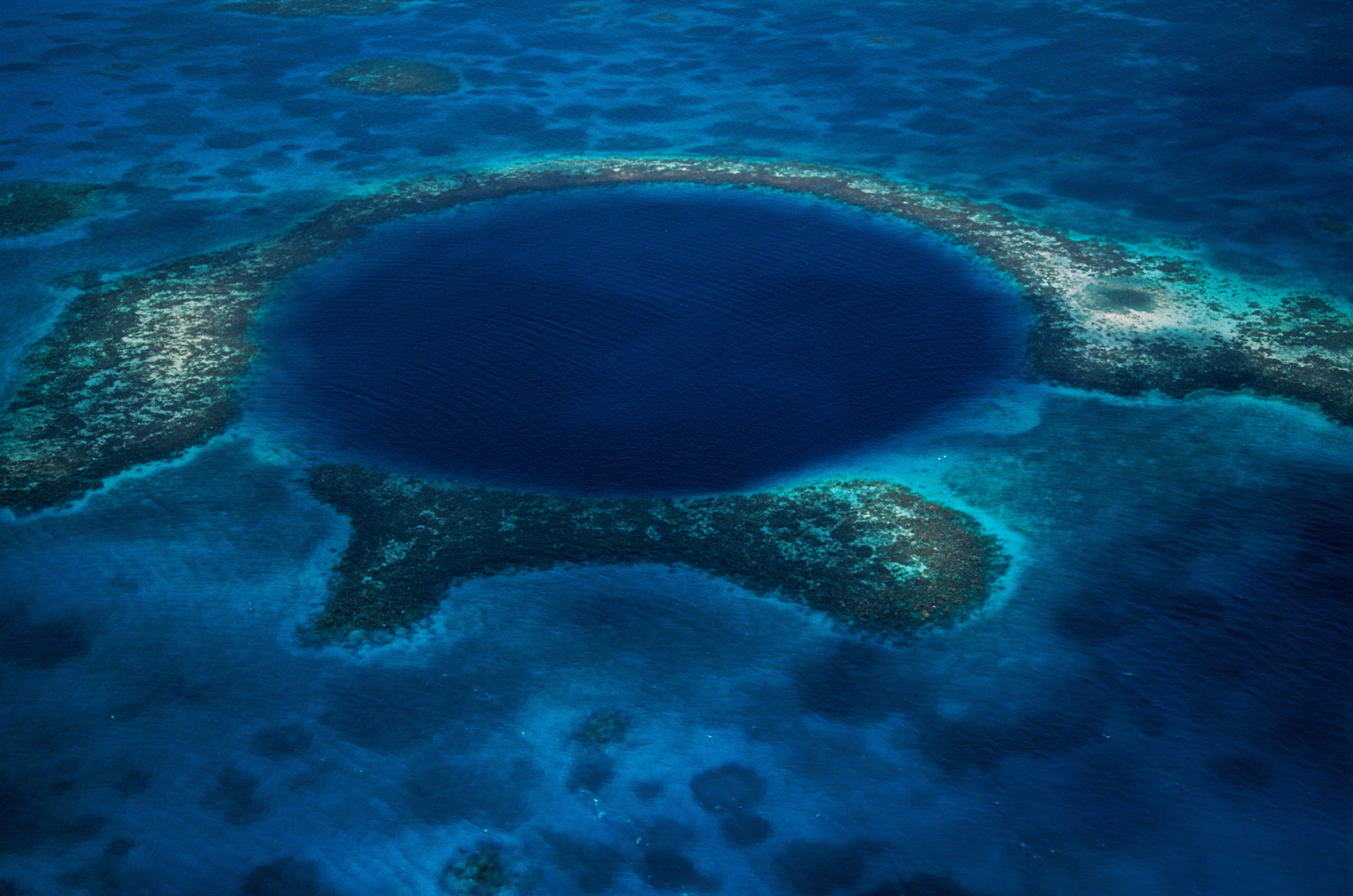 Ад в тихом океане. Большая голубая дыра, Лайтхаус-риф. Большая голубая дыра Белиз Центральная Америка. Голубая дыра Белиз. Голубая дыра Белиз глубина.