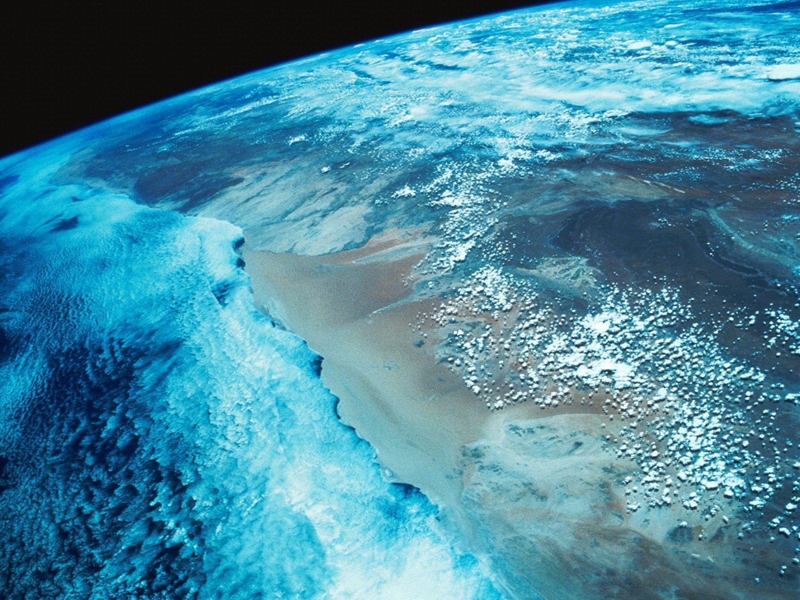 Вид земной. Фото земли. Тихий океан из космоса. Тихий океан вид из космоса. Океан из космоса.