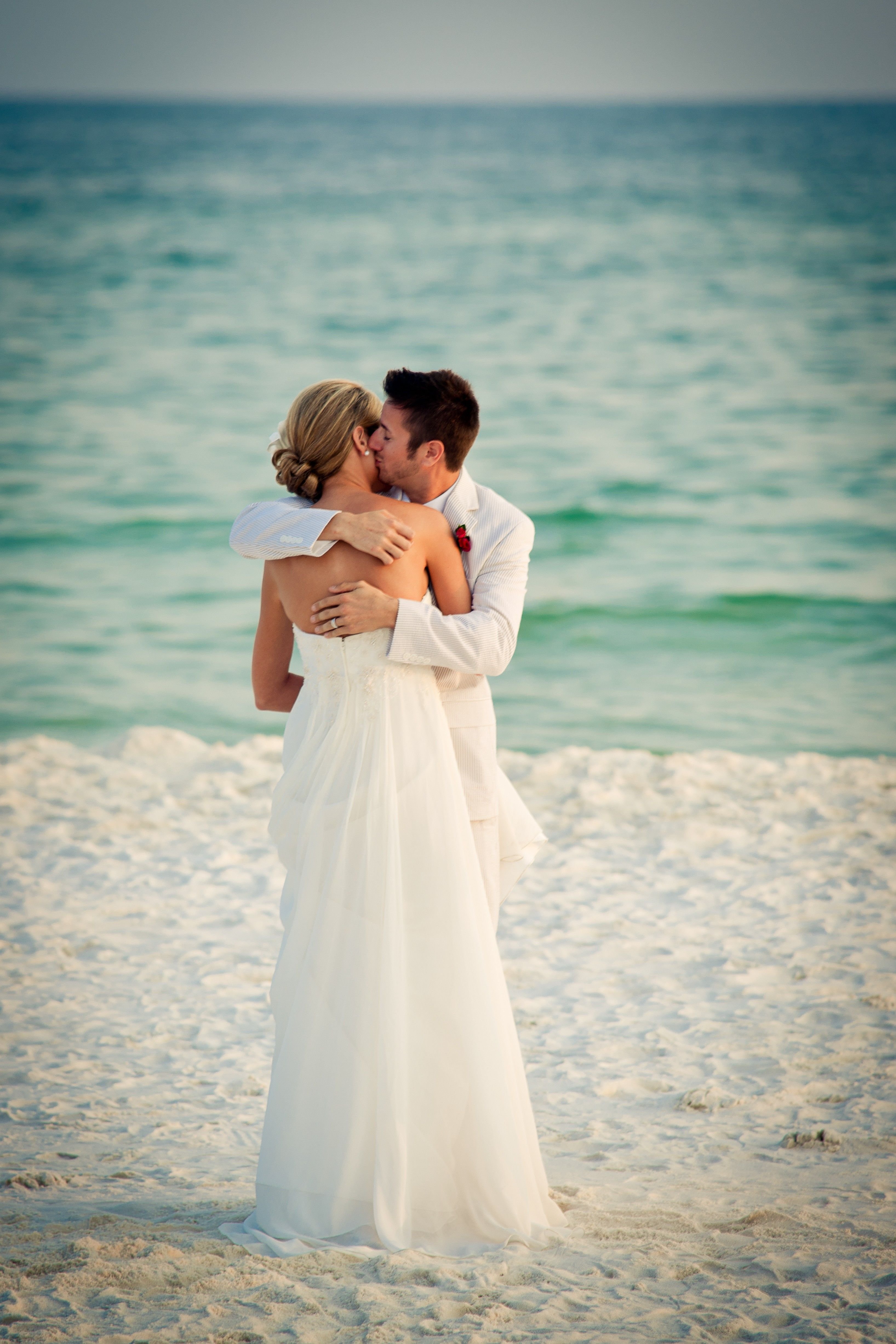 жених и невеста у моря