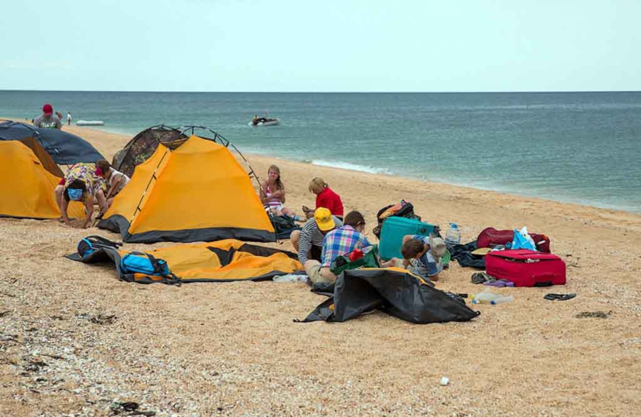 палаточный лагерь у моря