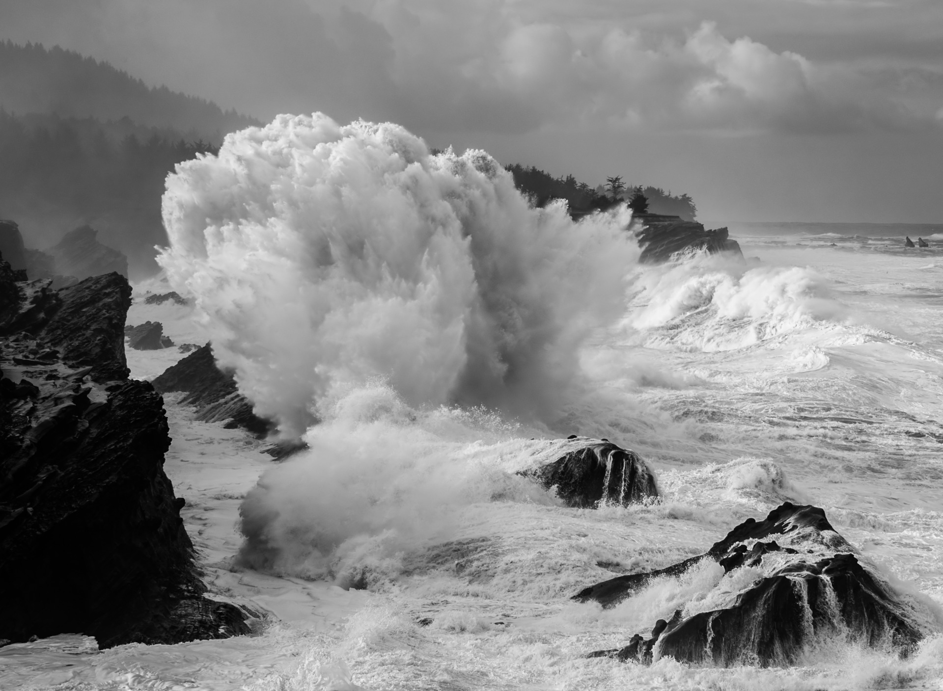Чёрное море шторм волны скалы