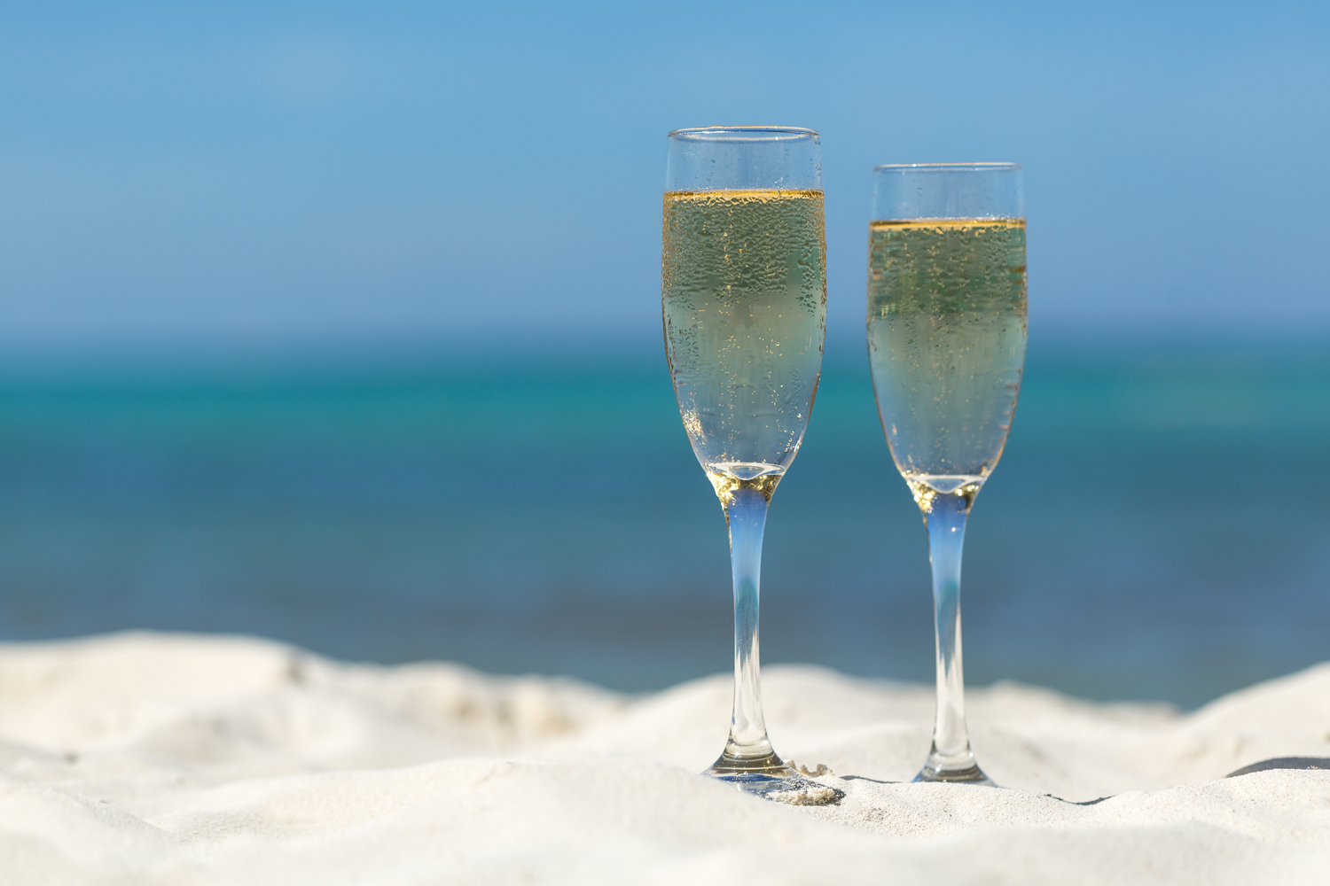 Бокалы шампанского на море
