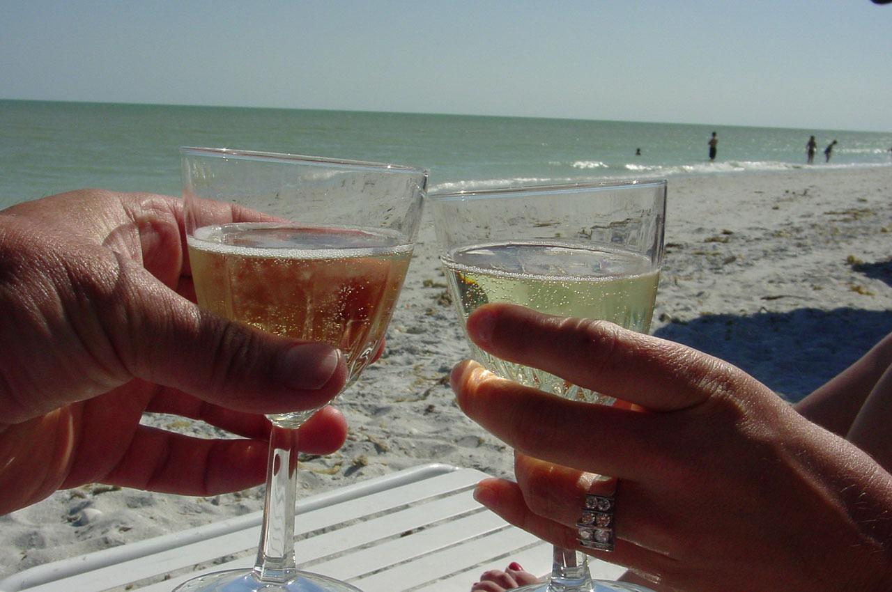 Бокал шампанского на фоне моря