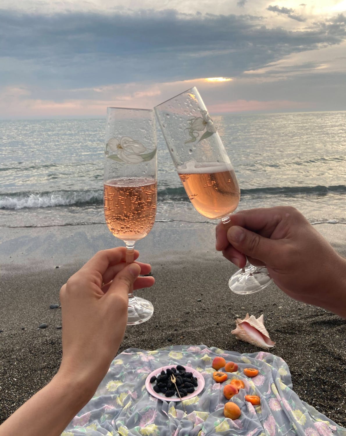 Бокалы шампанского на море