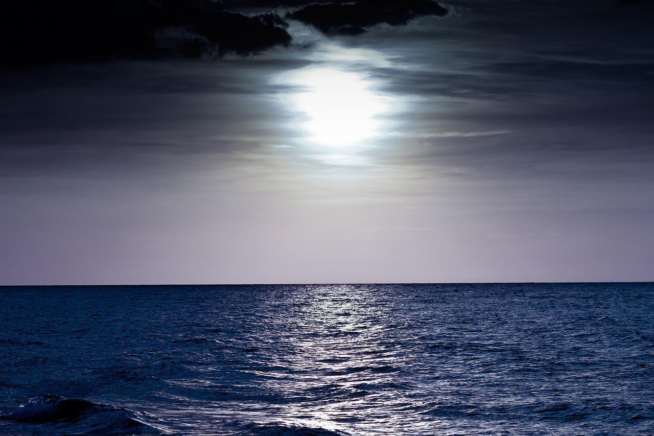 Океан ночью