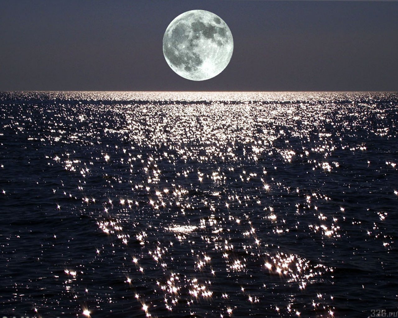Луна над морем.