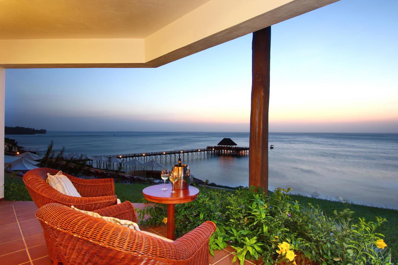 Отель клиф. Отель Sea Cliff Resort & Spa. Sea Cliff Resort Spa Zanzibar. Sea Cliff Resort & Spa 5* (Мангапвани). Море с отелем.