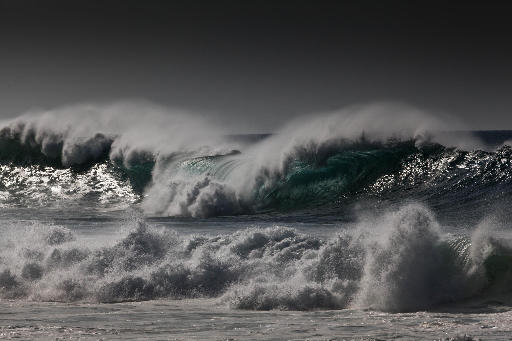 Пусть бушует шторм и гром. Море шторм. Бушующее море. Шторм в океане. Огромные волны.