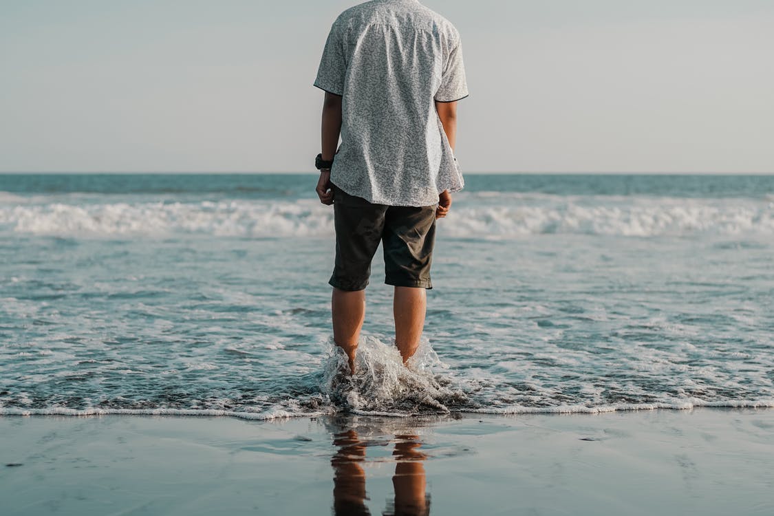 Фото парень спиной у моря
