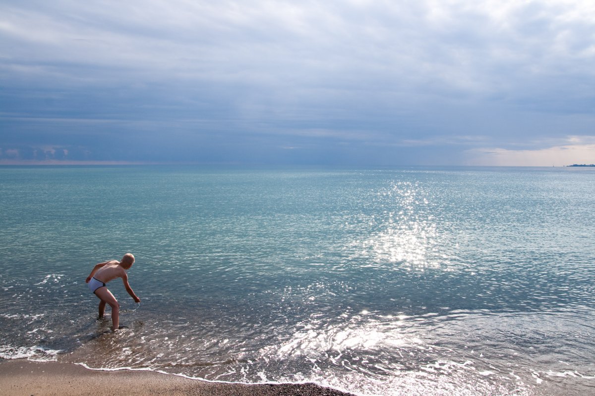 Сухуми абхазия на берегу. Абхазия Сухум море. Абхазия Сухуми море пляж. Пицунда Абхазия море. Пляж Сухуми Абхазия.