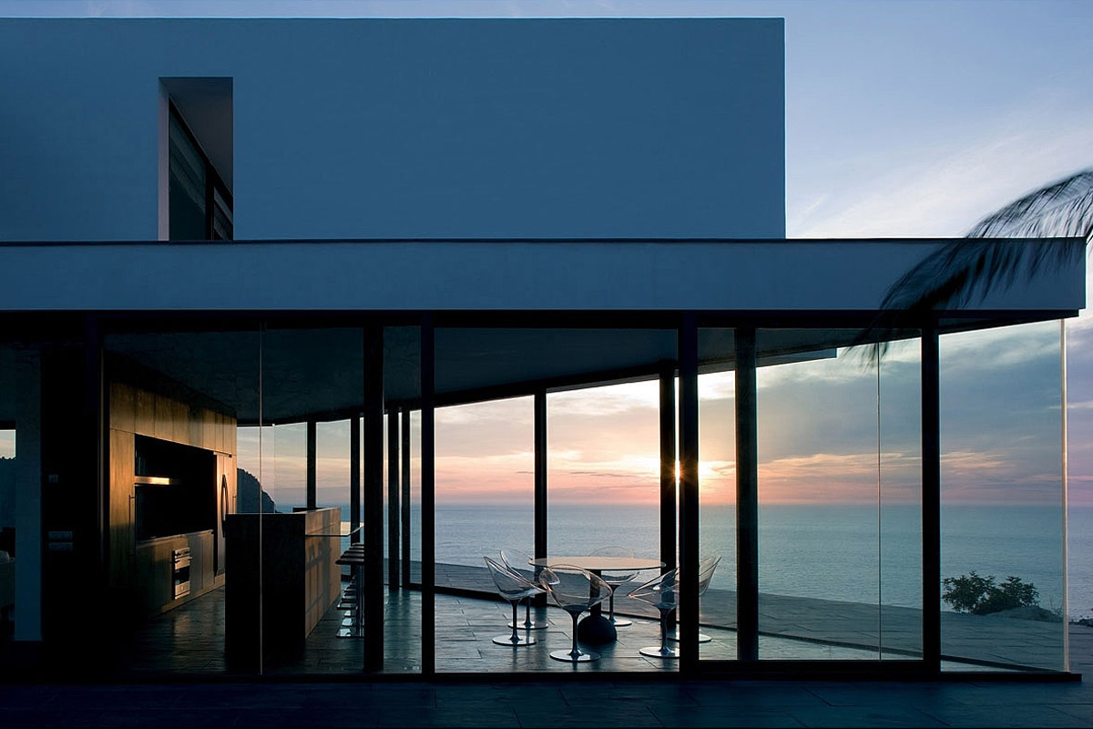 Дом у моря с большими окнами