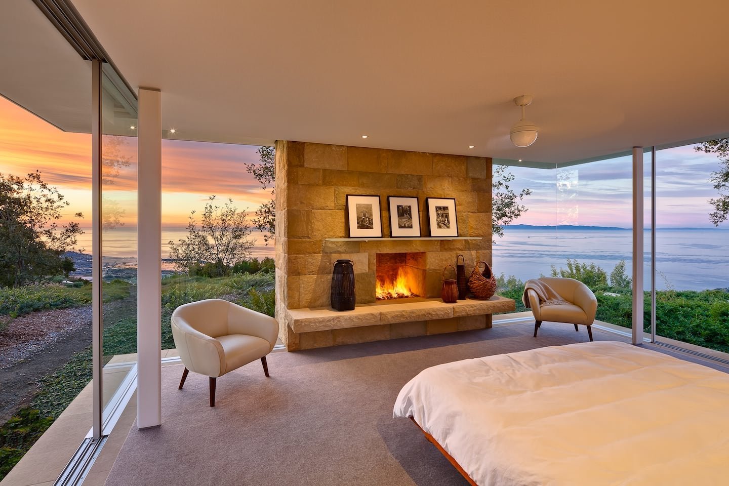 Уютная спальня с камином и панорамными окнами