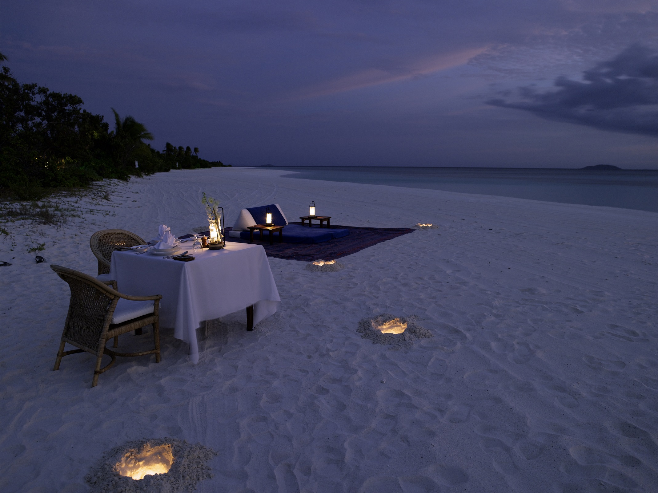 Место для ужина. Романтические места. Романтичное место. Красивые романтические места. Столик у моря.