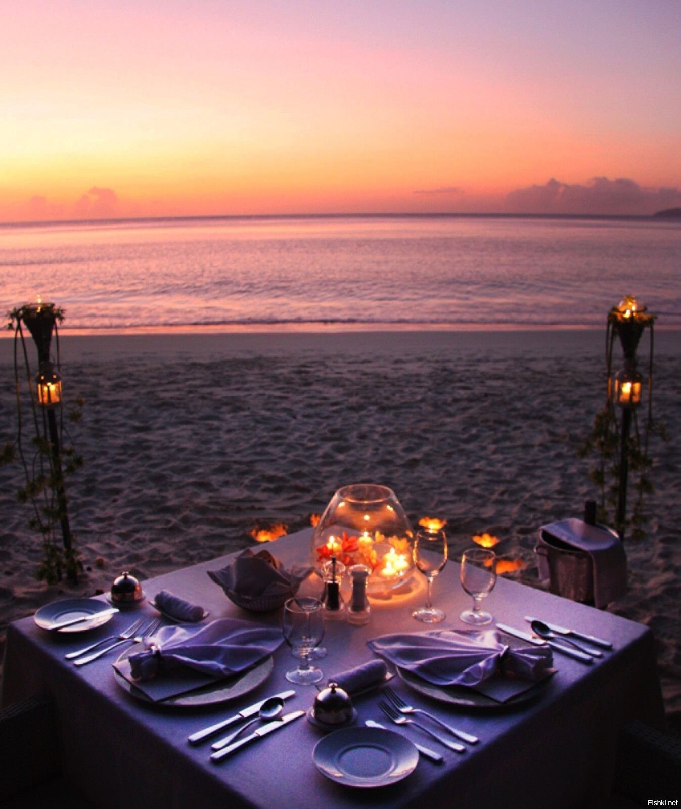 Место для ужина. Романтический ужин. Романтический вечер. Ужин на берегу моря. Романтик на берегу моря.