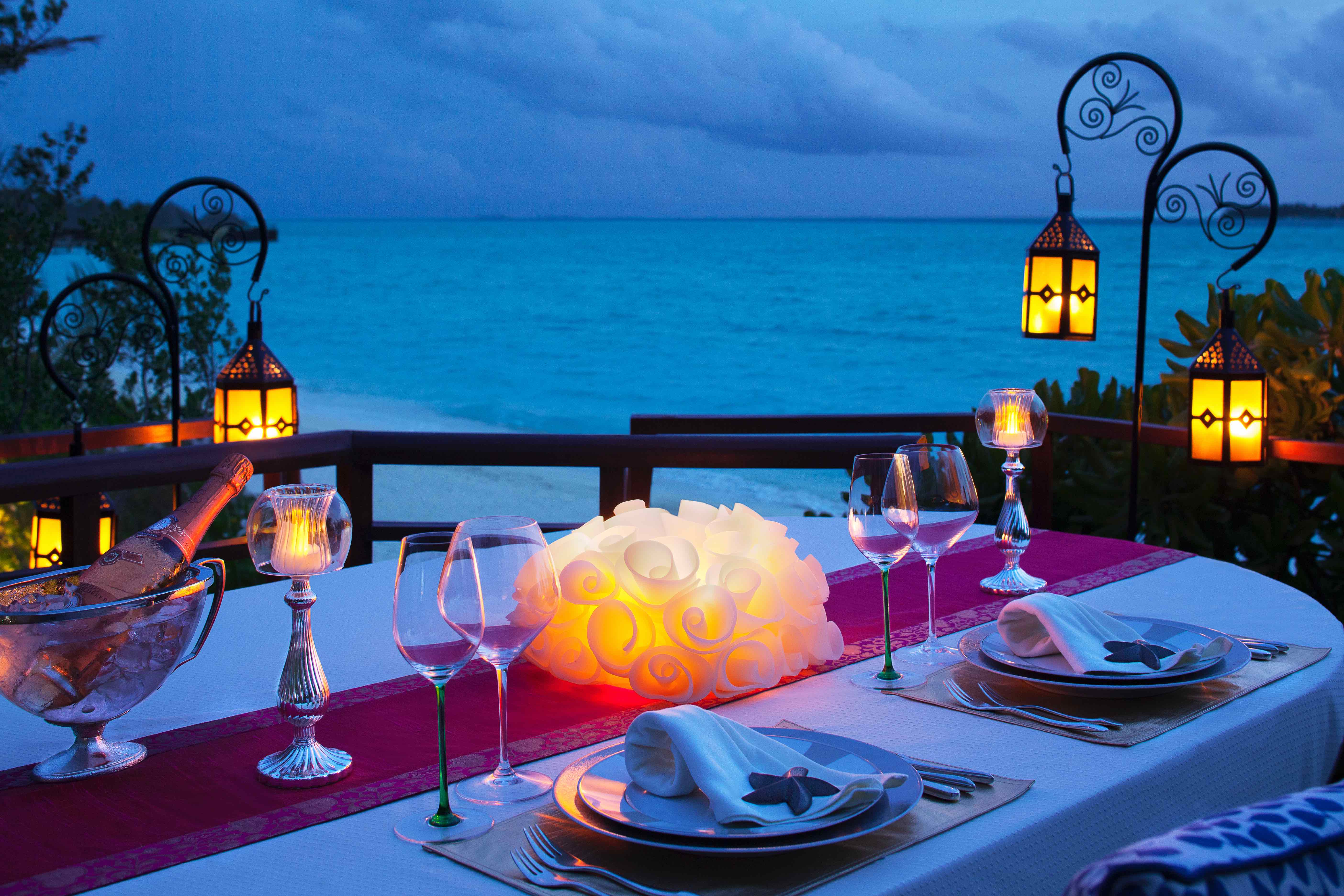 Романтичный ужин на берегу моря