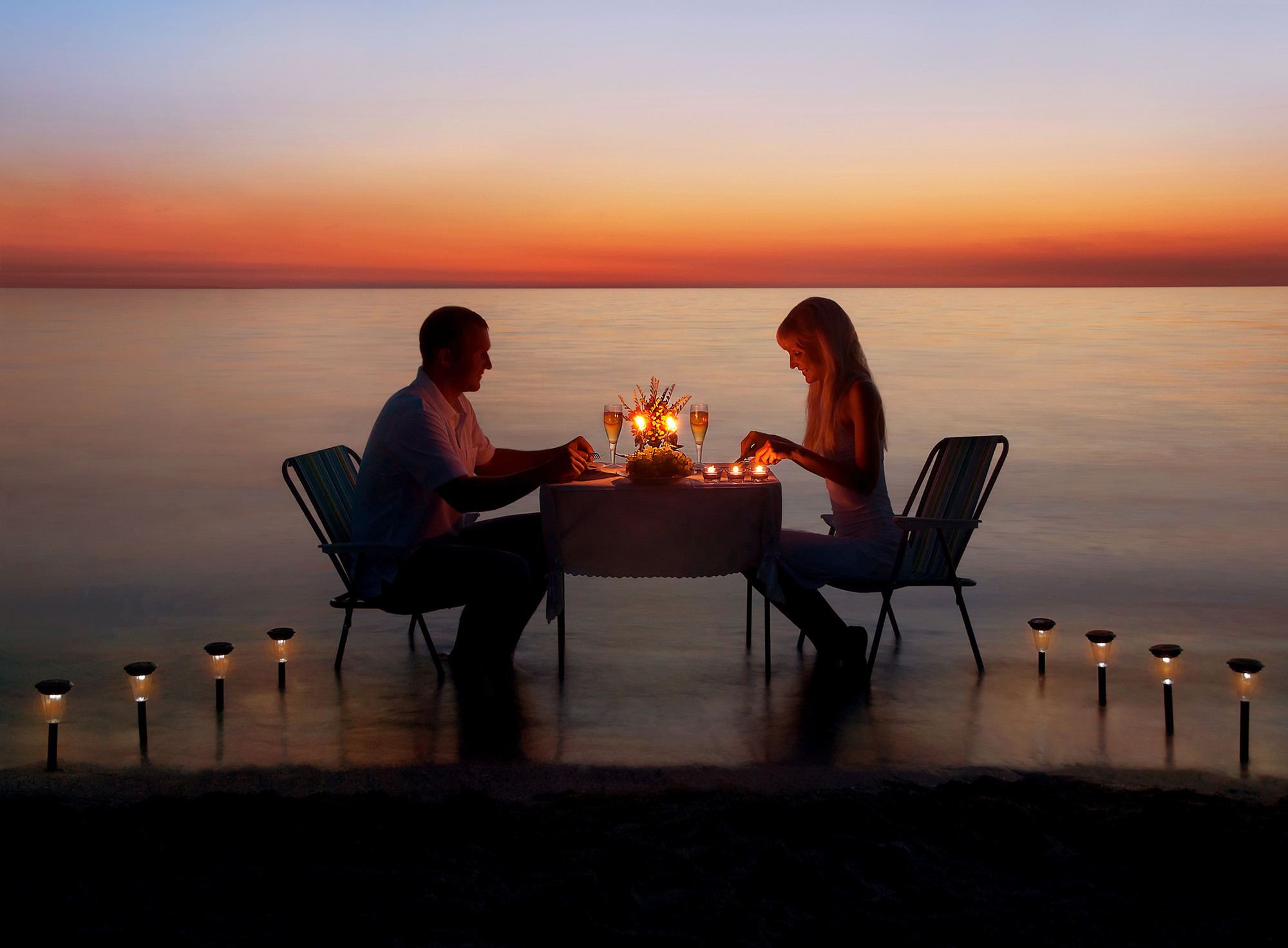Ужин на пляже при свечах