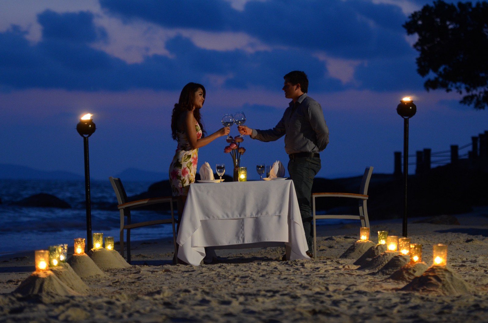 Вечером какой отношение. Романтический вечер. Красивый романтический ужин. Романтический ужин при свечах. Ужин при свечах на берегу моря.
