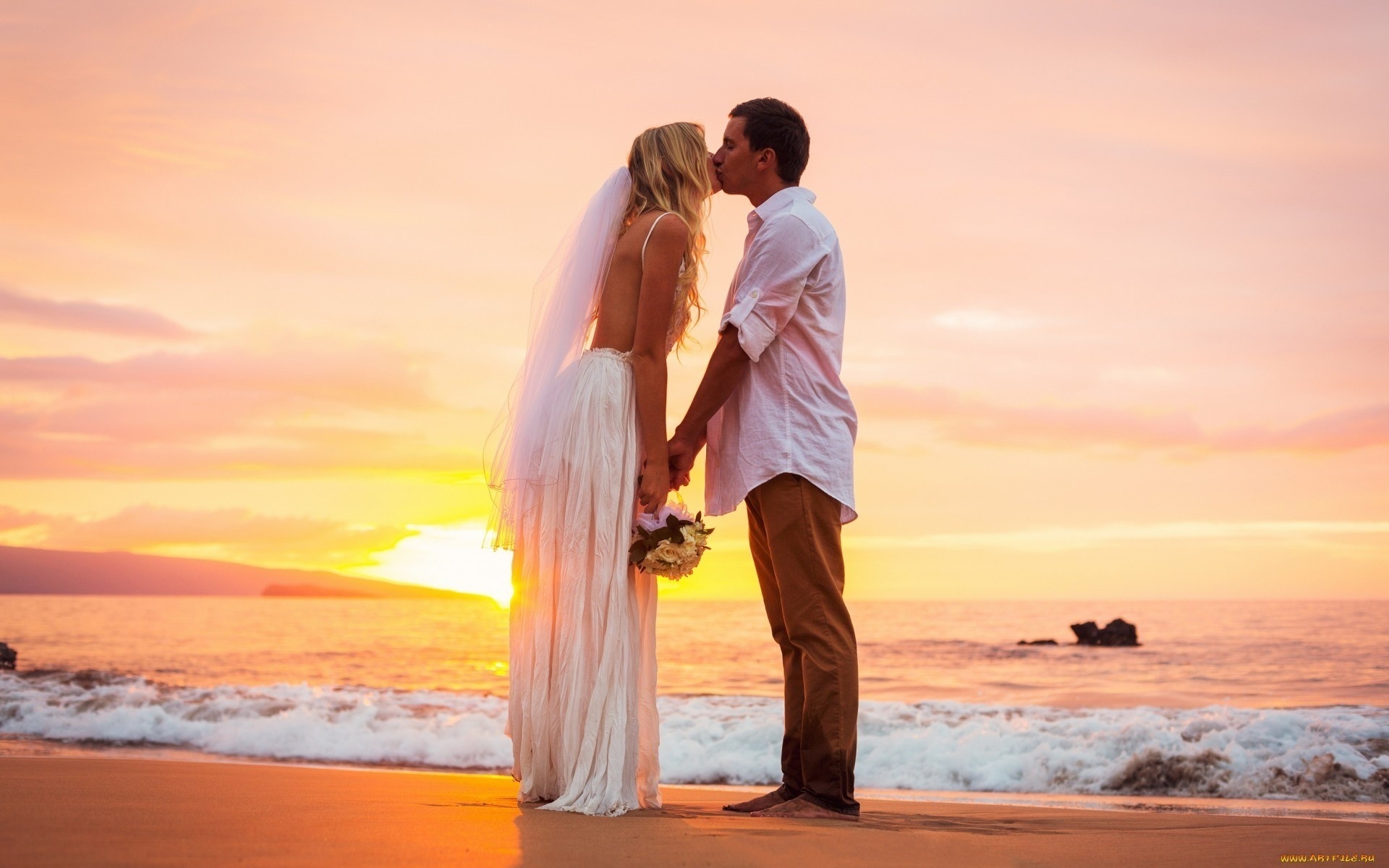 Свадьба на берегу моря закат