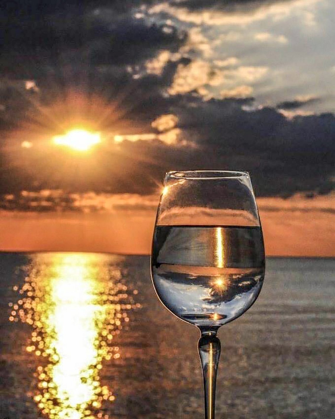 Фото бокал вина и море
