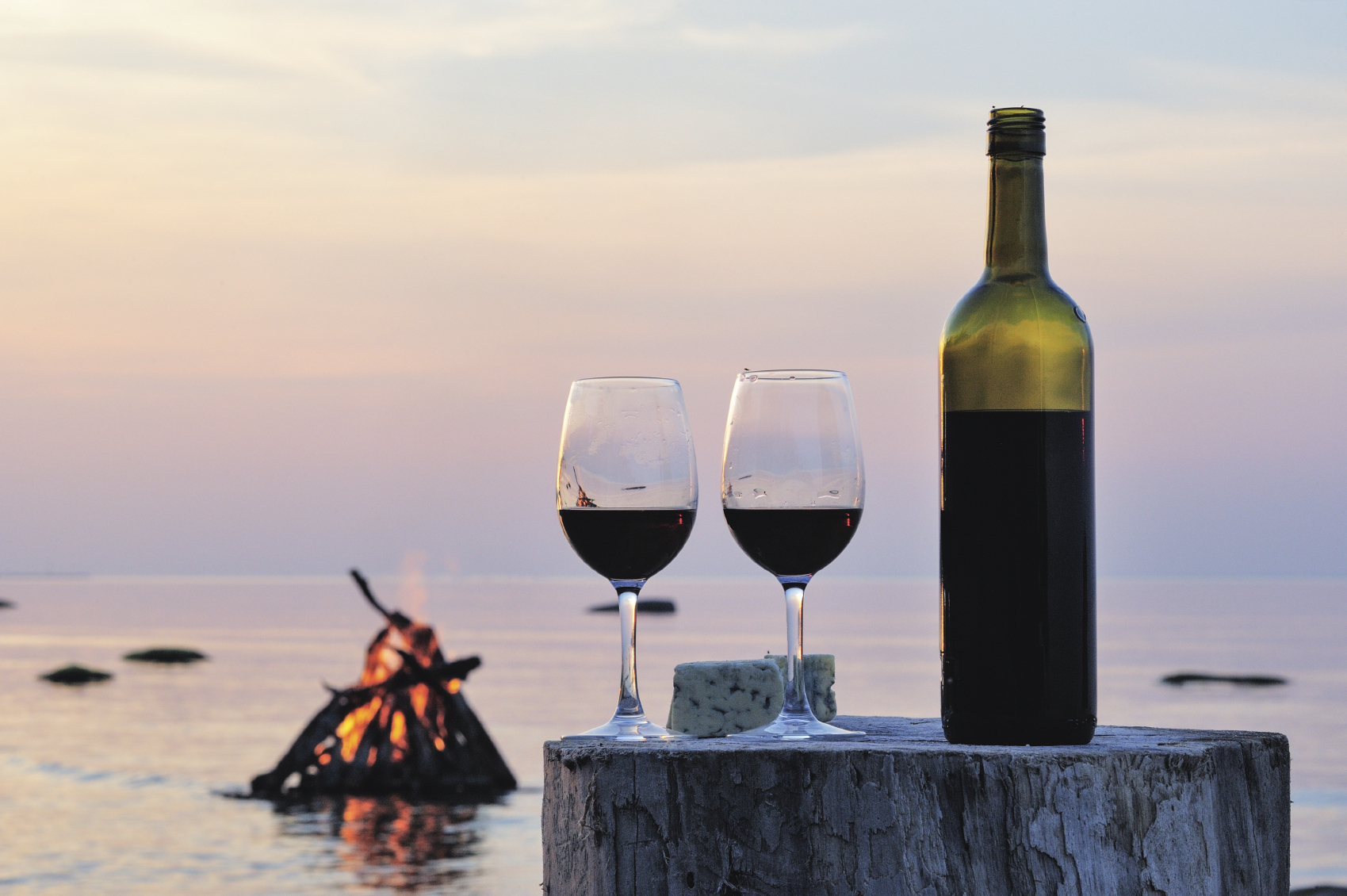 Бутылка вина на фоне моря