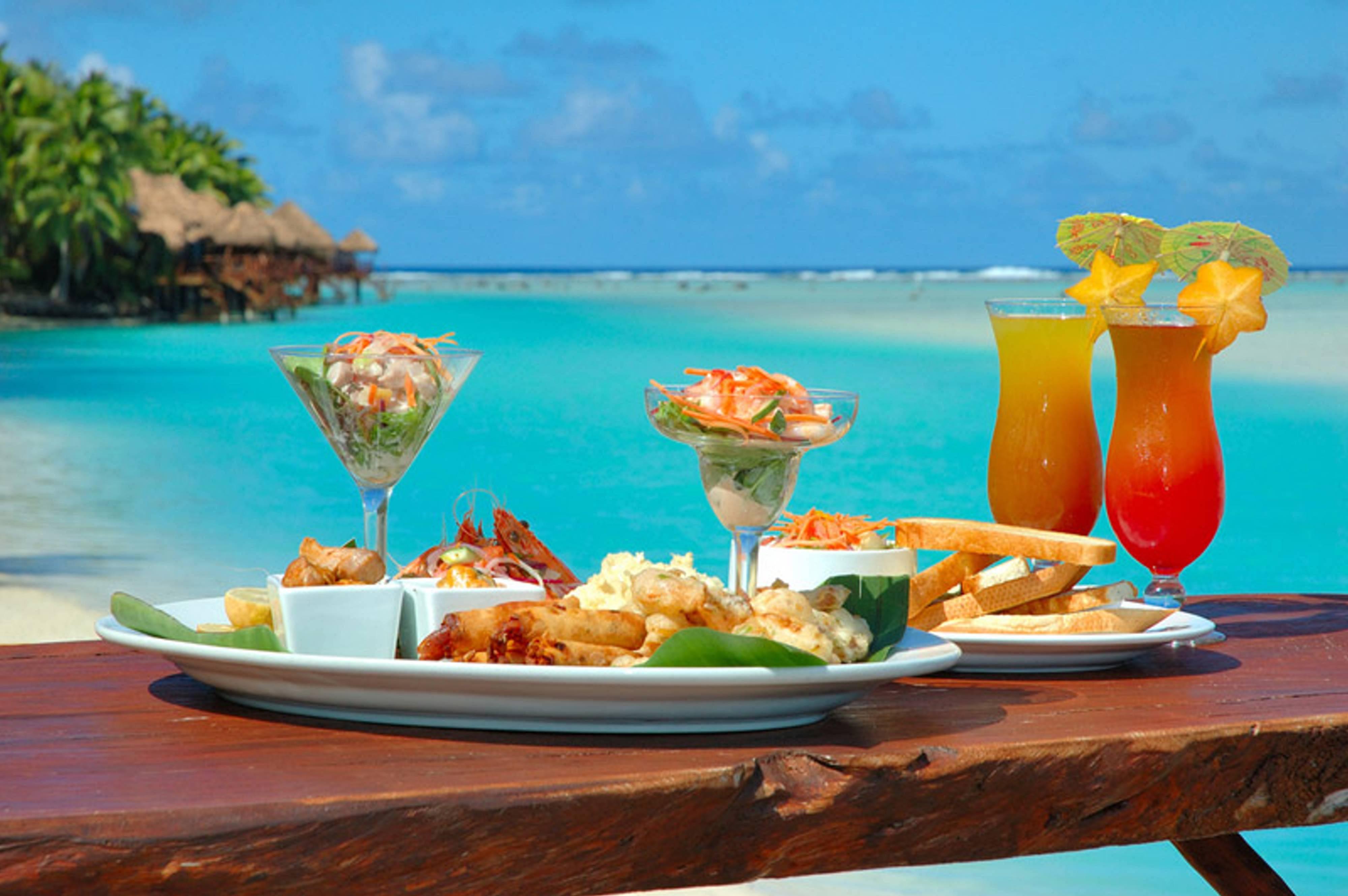 Ужин отдых. Столик у моря. Море фрукты. Завтрак у моря. Завтрак на пляже.