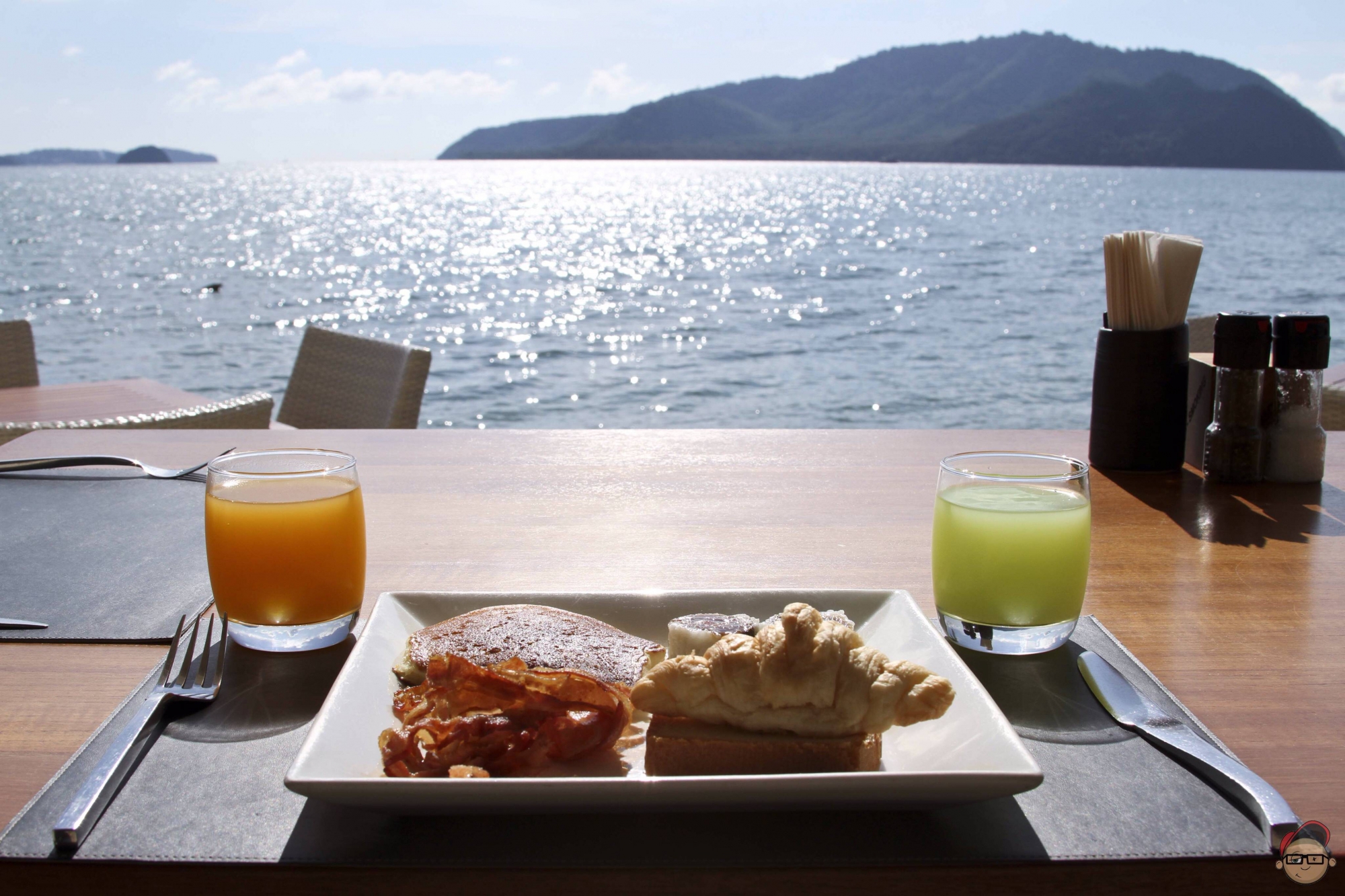 завтрак на берегу моря