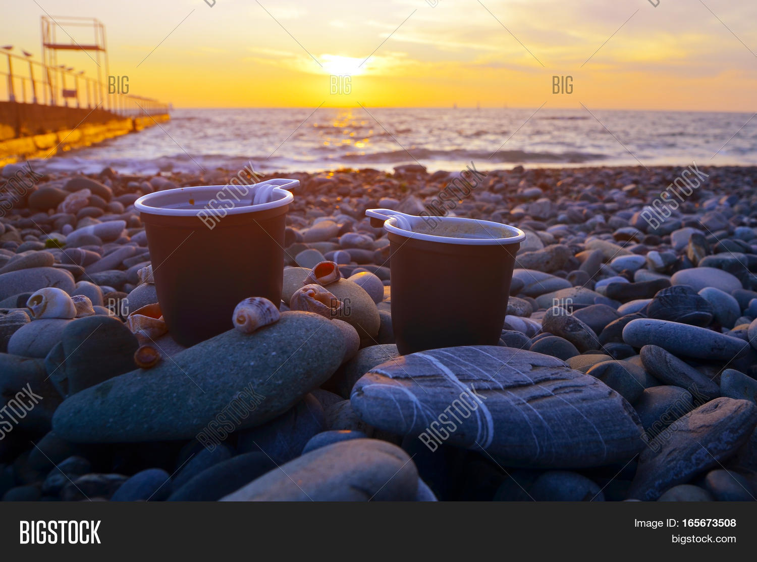 Две чашки кофе на фоне моря