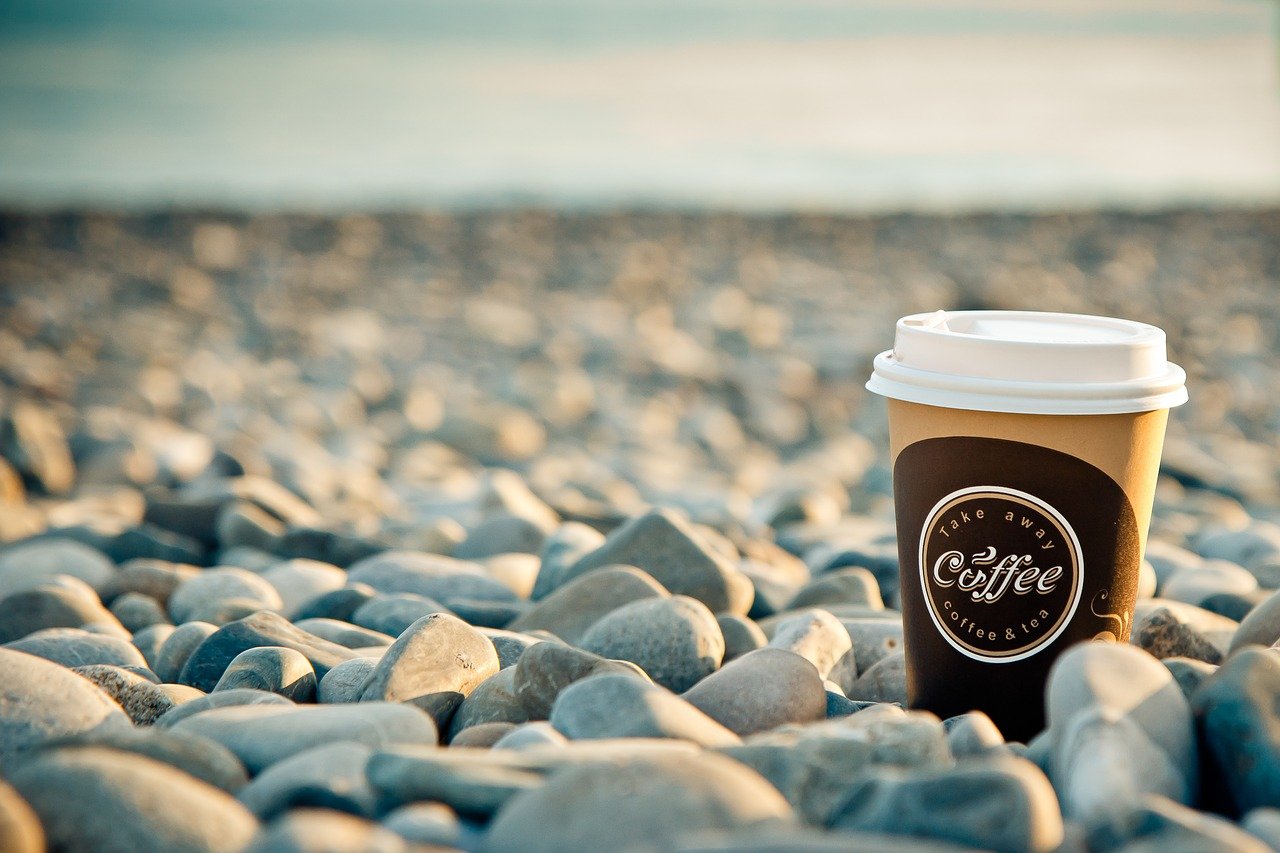 Стаканчик кофе на море
