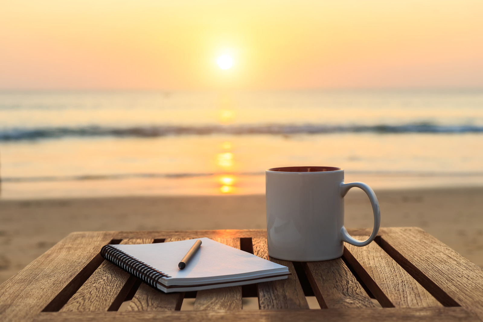 Чашка кофе на фоне моря