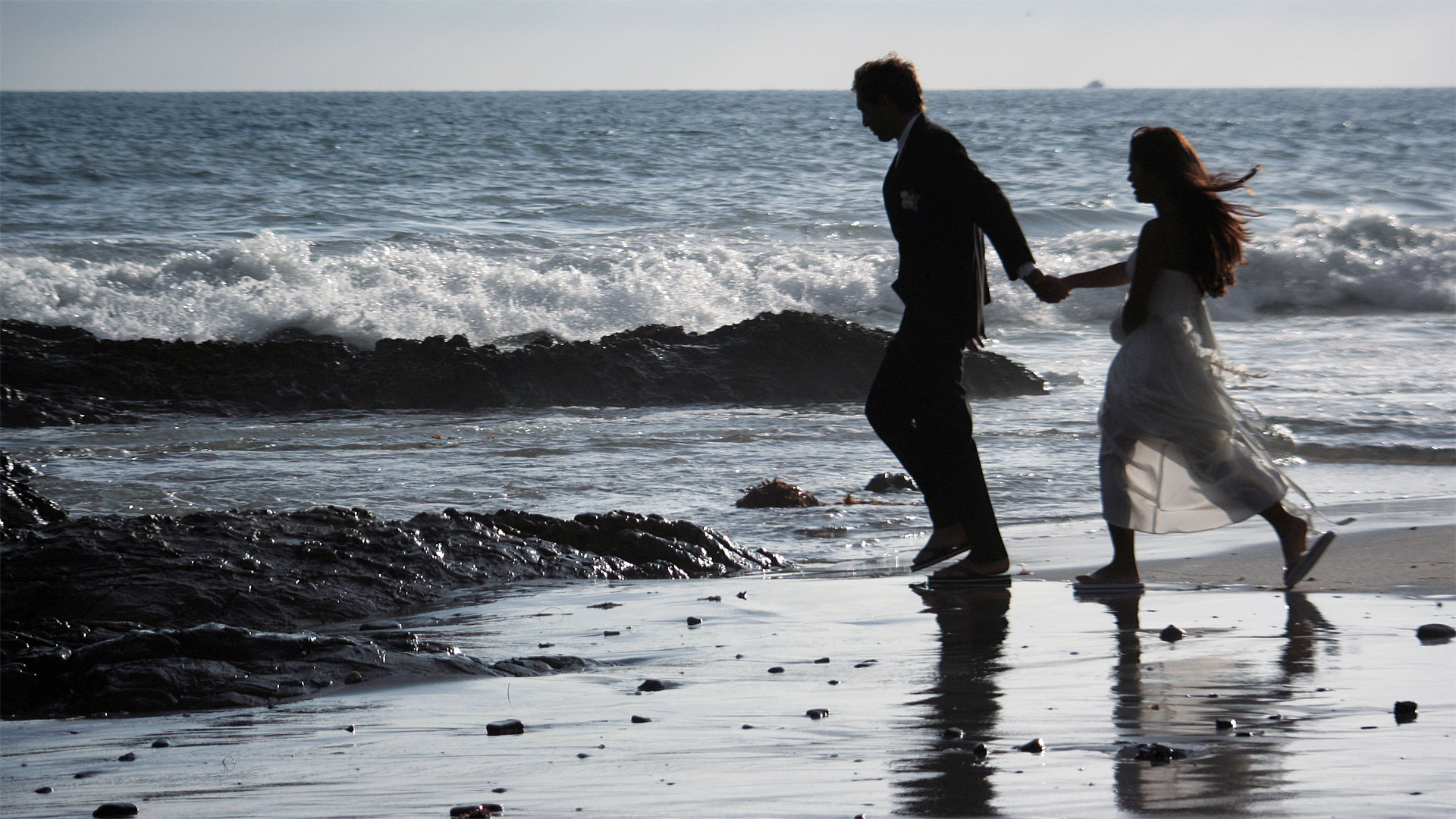 Клипы про мужчин. Парень с девушкой на берегу. Море любви. Влюбленные на море. Мужчина и женщина на море.