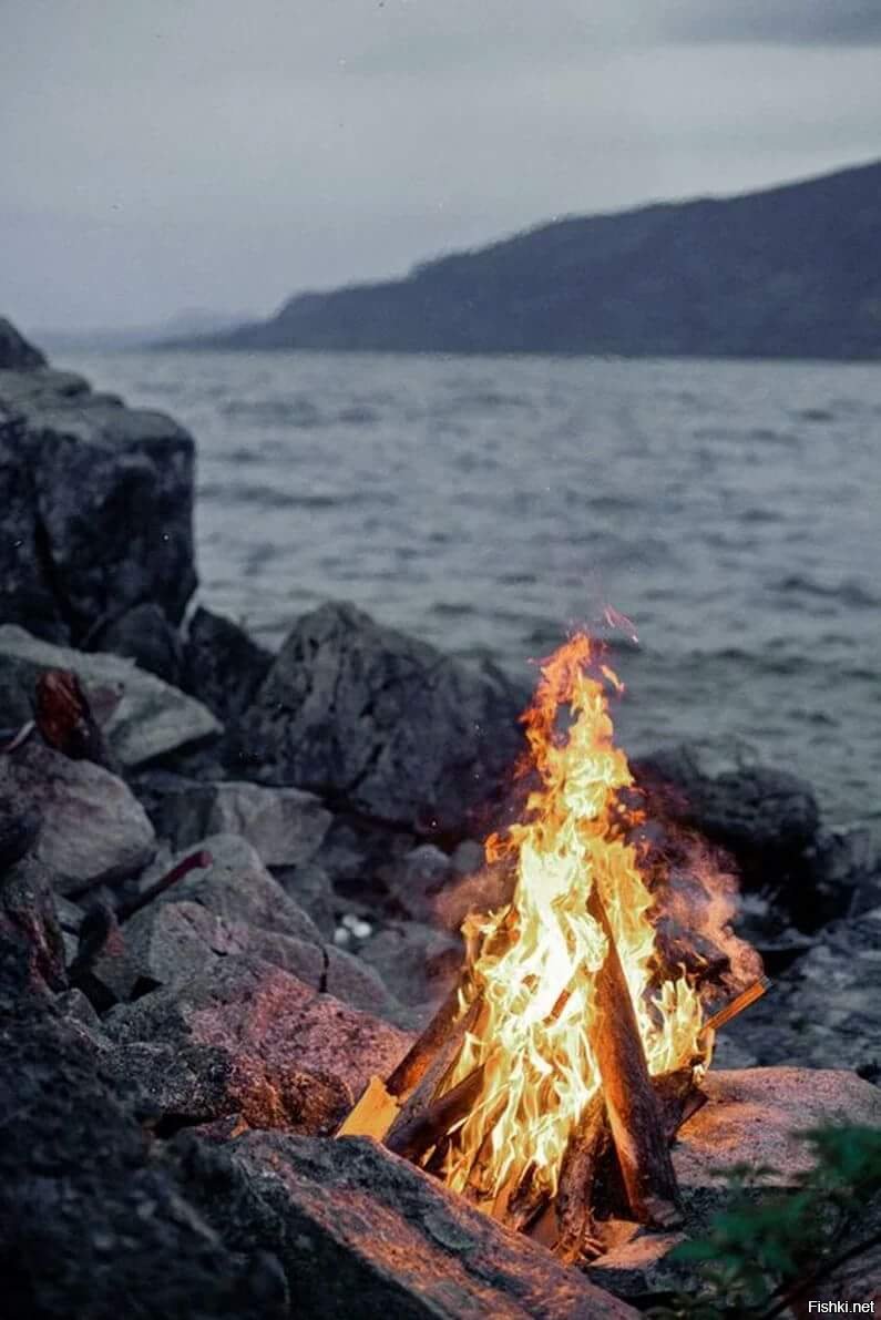 огонь на берегу
