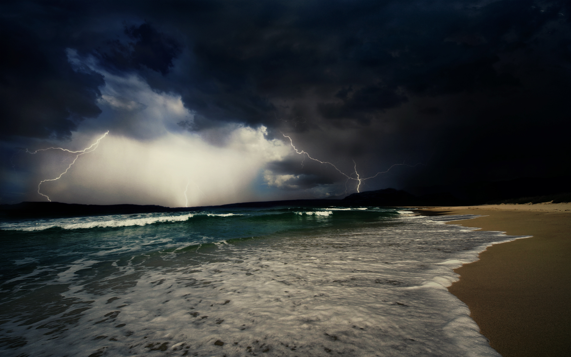 Шторм и море а огне. Море шторм. Шторм у берега. Шторм на побережье. Черное море шторм.