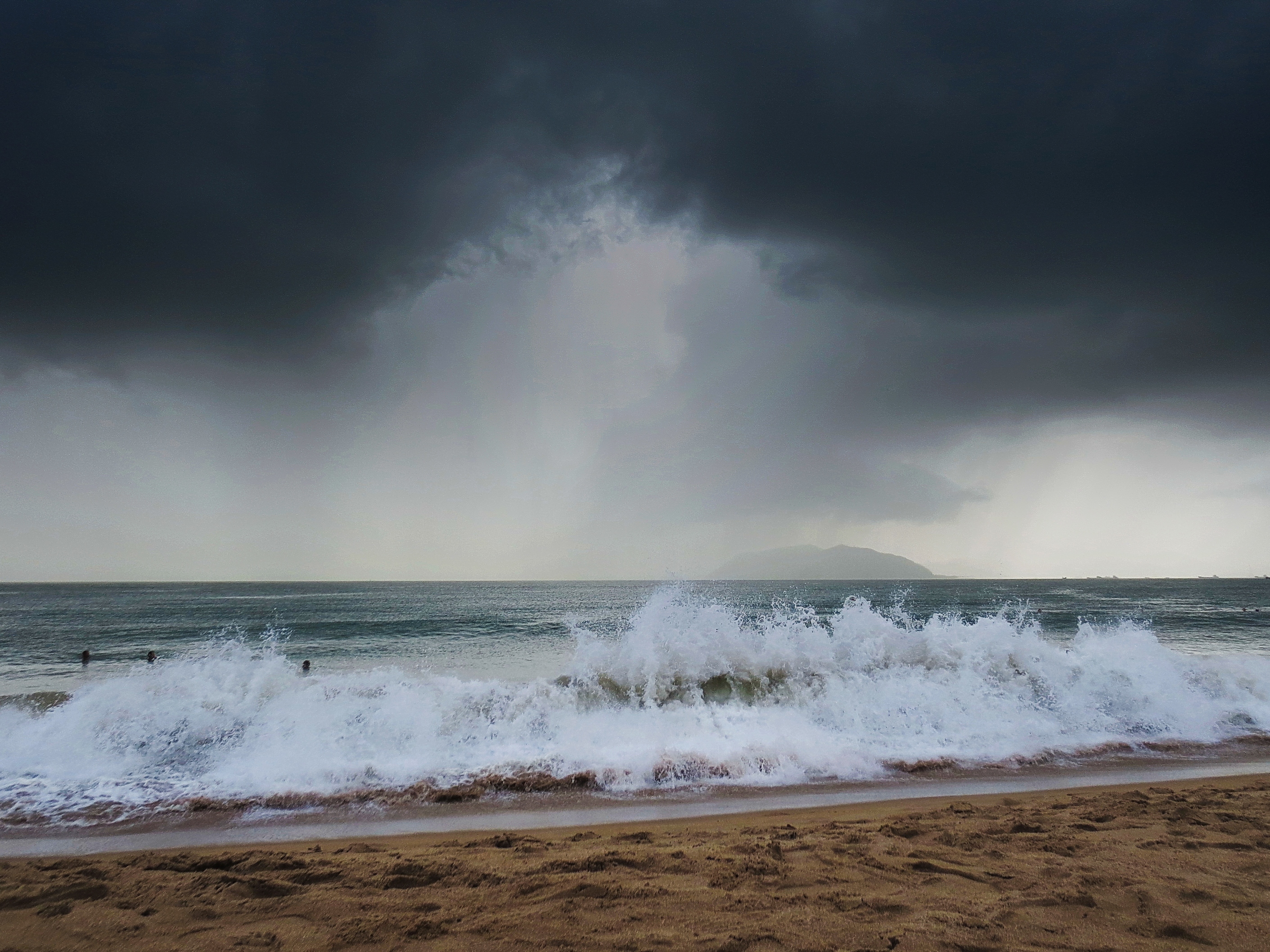 Видео шторма сегодня. Море шторм. Пасмурное море. Пляж перед штормом. Шторм на пляже.
