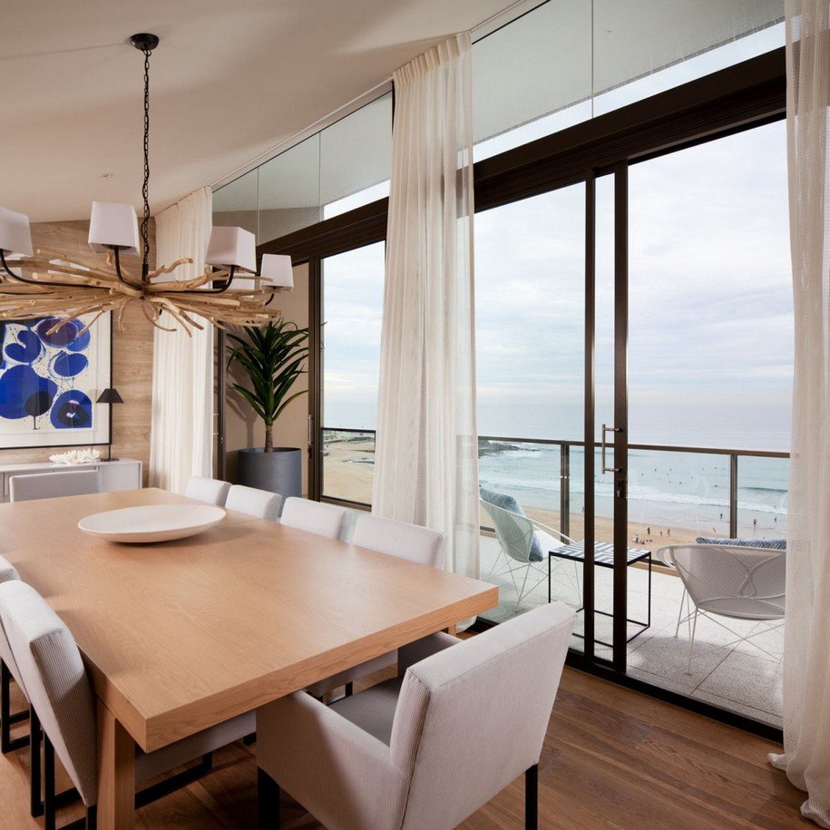 Столовая море. Столовая с панорамными окнами. Кухня столовая с панорамными окнами. Апартаменты с видом на море. Гостиная с видом на море.