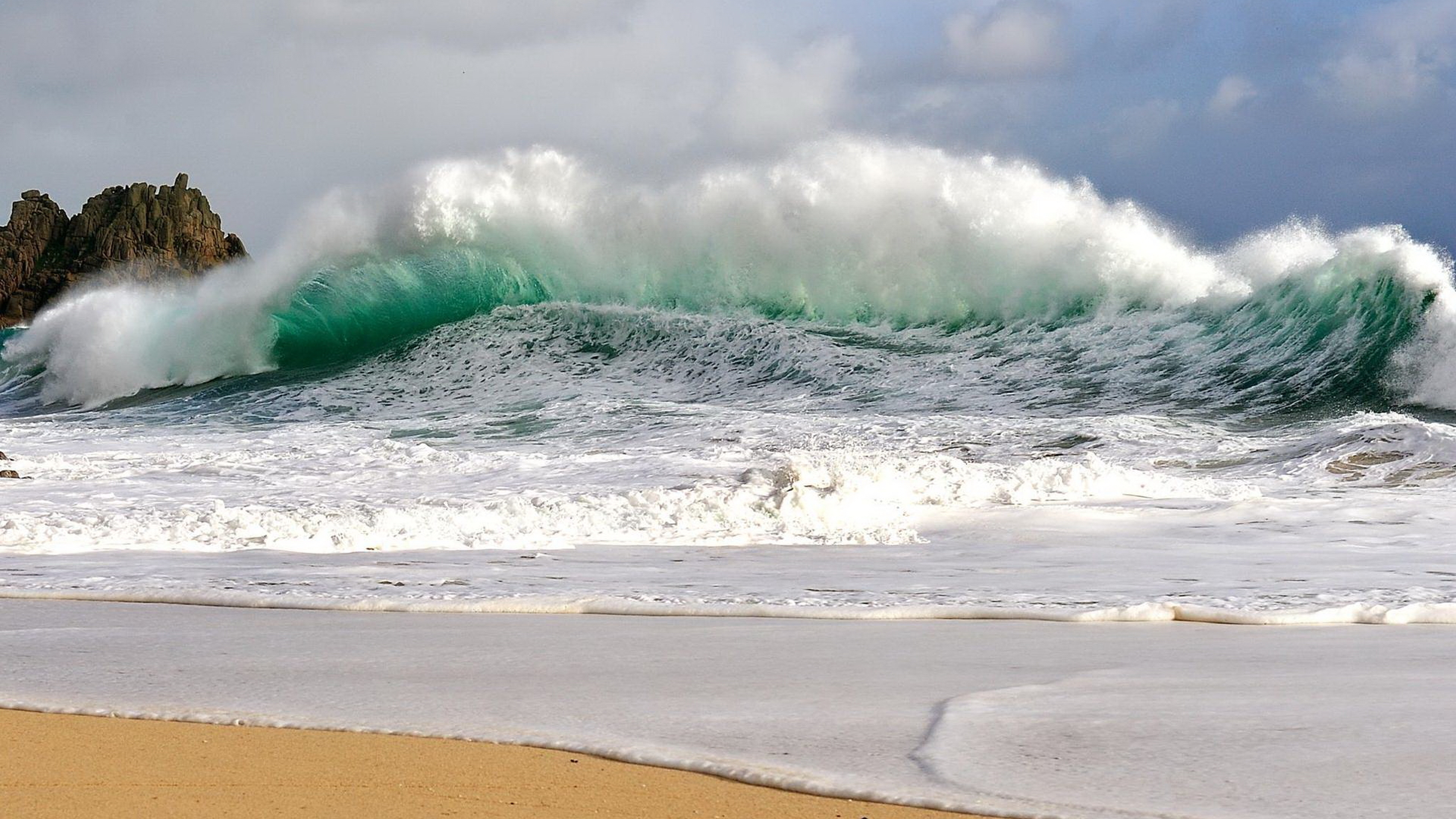 Natural wave. Ситжес волны морской Прибой. Бискайский залив шторм. Лагуна Прибой. Океанический Прибой Португалия.