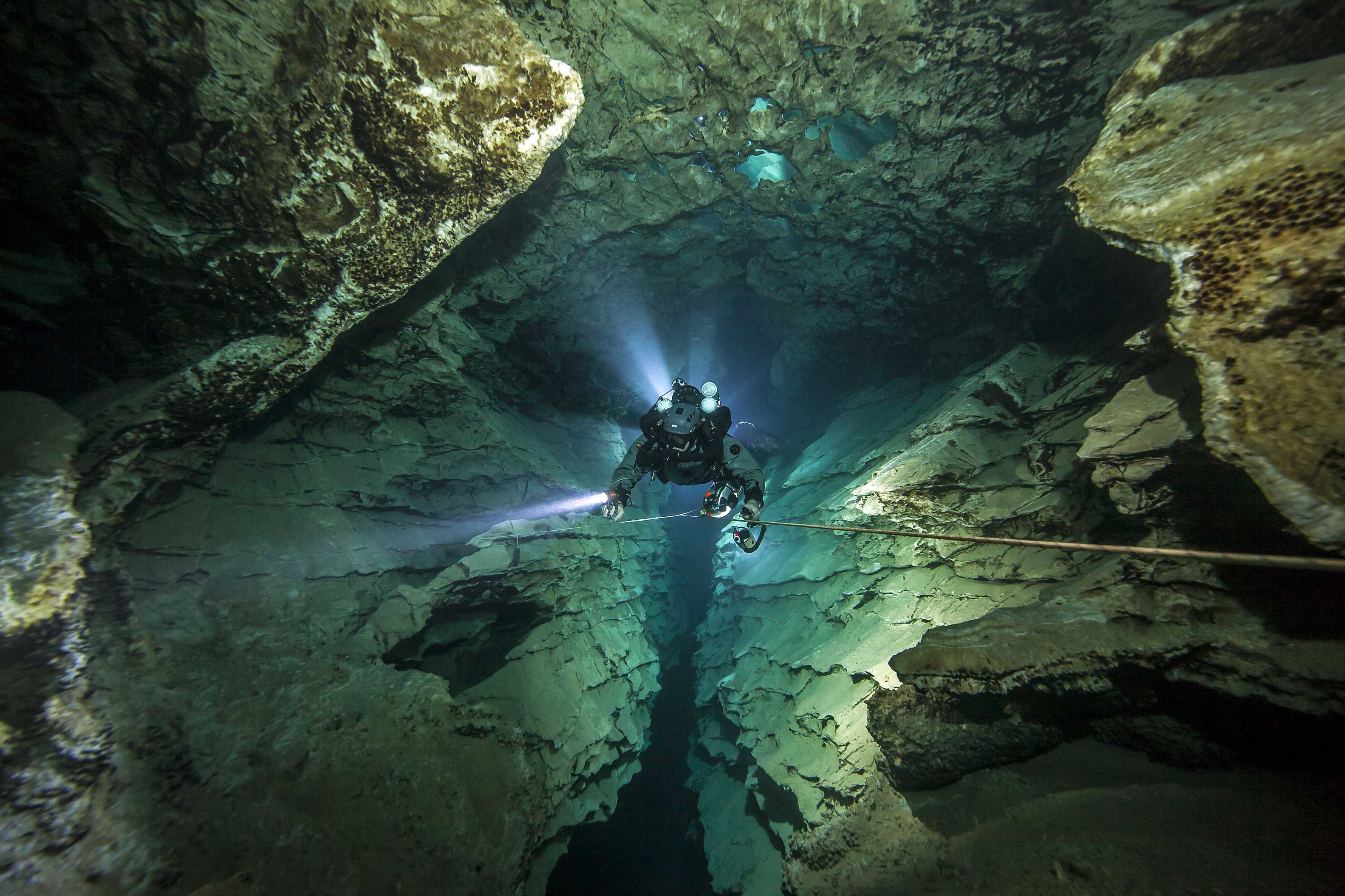 Вертикальная пещера затоплена водой можно найти уровень. Ординская пещера Пермский край. Ординская пещера снаружи Пермский край. Сак-Актун. Подводная пещера.