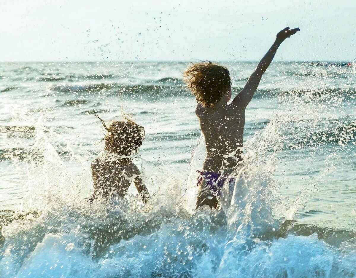 мальчик и девочка на море