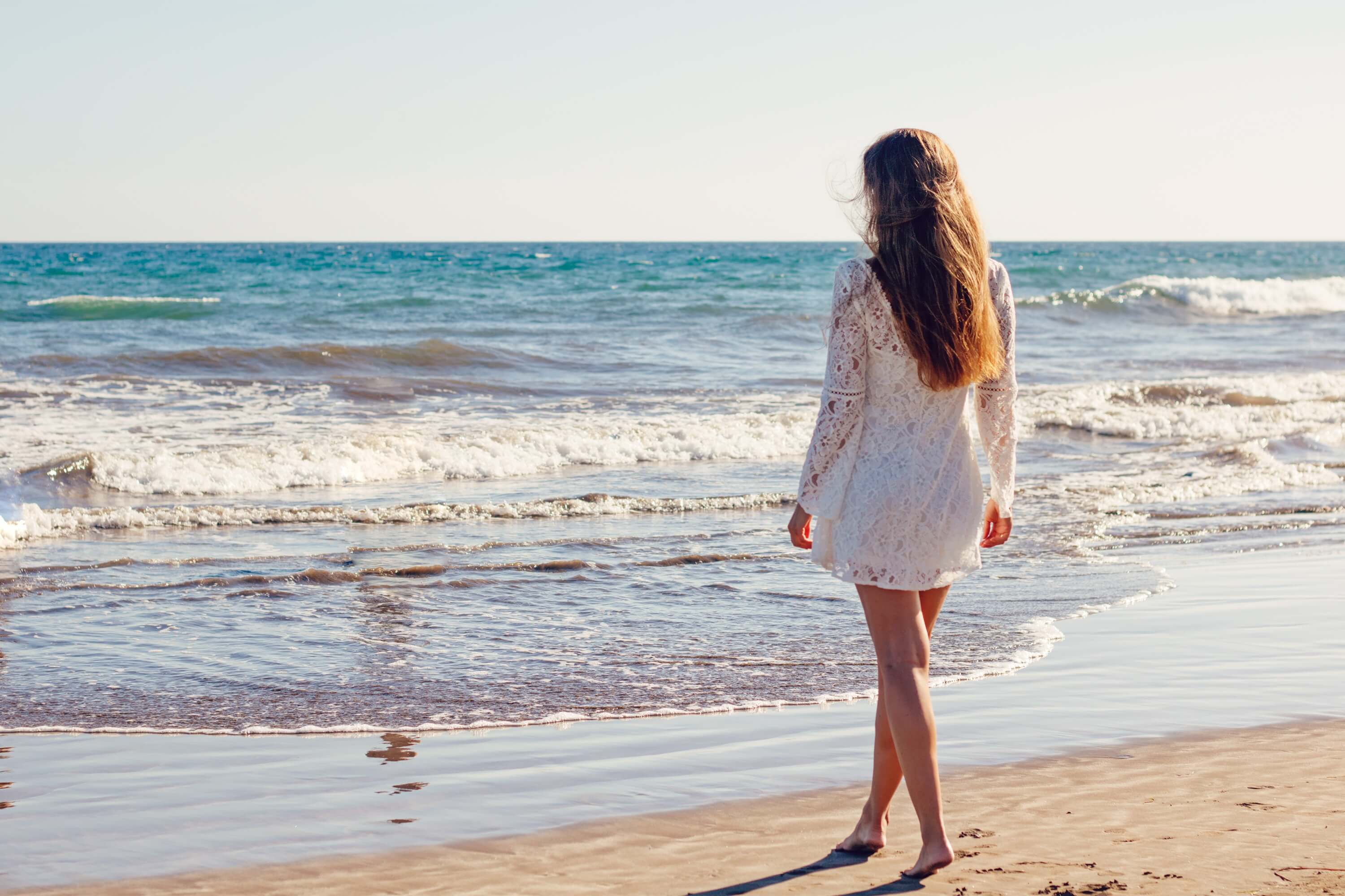 Фото девушки спиной на море. Девушка-море. Девушка на берегу моря. Фотосессия на море. Девушка на берегу моря спиной.