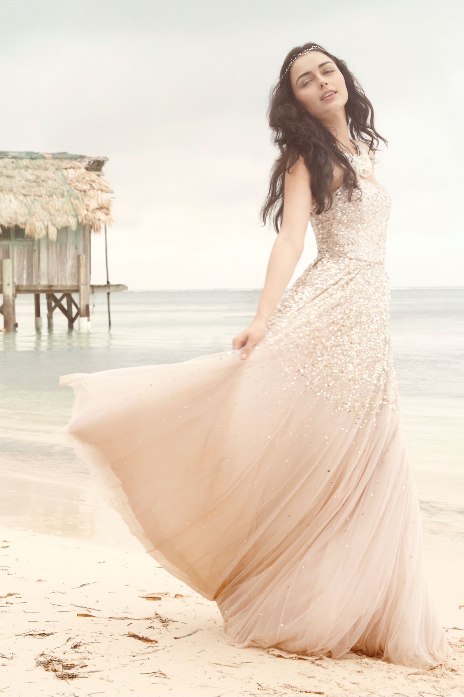 Свадебное платье на берегу моря