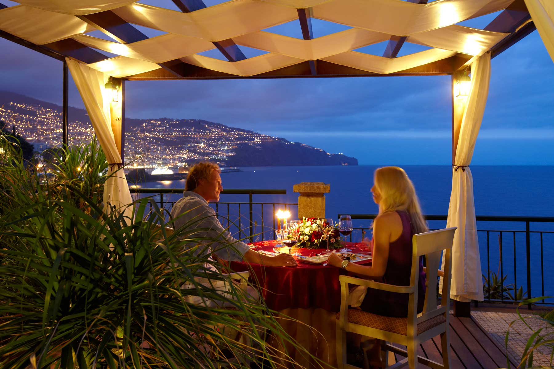 Топ 5 отелей. Ресторан с видом на море. Романтичное место. Ресторан на берегу моря. Вечер на террасе.